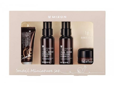 Mizon mini veido priežiūros priemonių rinkinys Snail Miniature Set rinkinį sudaro: daugiafunkcinė esencija veidui 50ml, daugiafunkcinis tonikas veidui 50ml, daugiafunkcinis veido kremas 15g ir veido odos prausiklis 30ml Mizon mini veido priežiūros priemonių rinkinys Snail Miniature Set rinkinį sudaro: daugiafunkcinė esencija veidui 50ml, daugiafunkcinis tonikas veidui 50ml, daugiafunkcinis veido kremas 15g ir veido odos prausiklis 30ml
